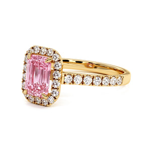 Bague Odéon Taille Émeraude, diamant rose de laboratoire, vue de trois-quarts, or jaune 18 carats — Maison Laveran Paris