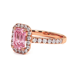 Bague Odéon Taille Émeraude, diamant rose de laboratoire, vue de trois-quarts, or rose 18 carats — Maison Laveran Paris