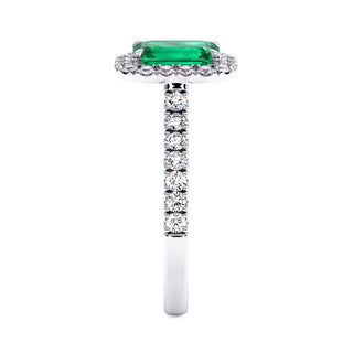 Bague Odéon Taille Émeraude, émeraude synthétique (pierre de synthèse), vue de profil, or blanc 18 carats ou platine 950 — Maison Laveran Paris
