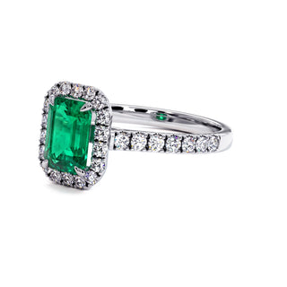 Bague Odéon Taille Émeraude, émeraude synthétique (pierre de synthèse), vue de trois-quarts, or blanc 18 carats ou platine 950 — Maison Laveran Paris