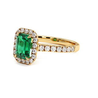 Bague Odéon Taille Émeraude, émeraude synthétique (pierre de synthèse), vue de trois-quarts, or jaune 18 carats — Maison Laveran Paris