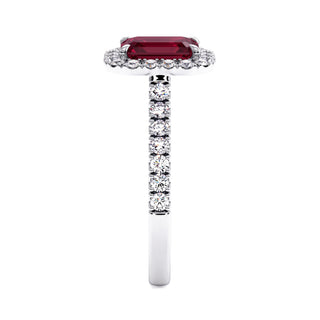 Bague Odéon Taille Émeraude, rubis synthétique (pierre de synthèse), vue de profil, or blanc 18 carats ou platine 950 — Maison Laveran Paris