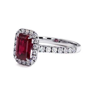 Bague Odéon Taille Émeraude, rubis synthétique (pierre de synthèse), vue de trois-quarts, or blanc 18 carats ou platine 950 — Maison Laveran Paris
