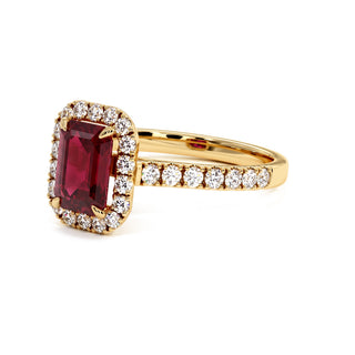 Bague Odéon Taille Émeraude, rubis synthétique (pierre de synthèse), vue de trois-quarts, or jaune 18 carats — Maison Laveran Paris
