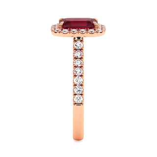 Bague Odéon Taille Émeraude, rubis synthétique (pierre de synthèse), vue de profil, or rose 18 carats — Maison Laveran Paris