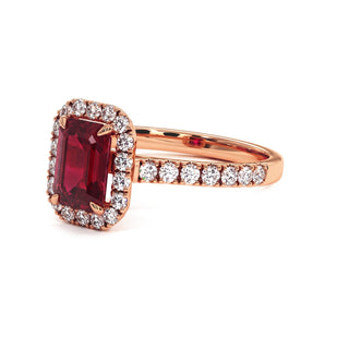Bague Odéon Taille Émeraude, rubis synthétique (pierre de synthèse), vue de trois-quarts, or rose 18 carats — Maison Laveran Paris