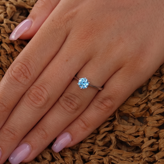 Palais-Royal-Ring, blauer Labordiamant, am Finger getragen, 18 Karat Weißgold oder Platin 950 — Maison Laveran Paris