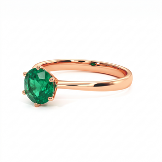 Bague Palais Royal, émeraude synthétique (pierre de synthèse), vue de trois-quarts, or rose 18 carats — Maison Laveran Paris
