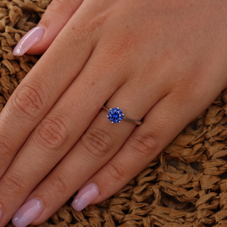 Bague Palais Royal, saphir bleu synthétique (pierre de synthèse), portée au doigt, or blanc 18 carats ou platine 950 — Maison Laveran Paris