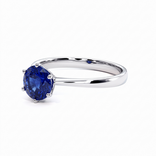 Bague Palais Royal, saphir bleu synthétique (pierre de synthèse), vue de trois-quarts, or blanc 18 carats ou platine 950 — Maison Laveran Paris
