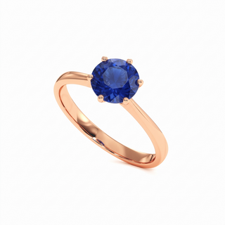 Bague Palais Royal, saphir bleu synthétique (pierre de synthèse), vue en perspective, or rose 18 carats — Maison Laveran Paris