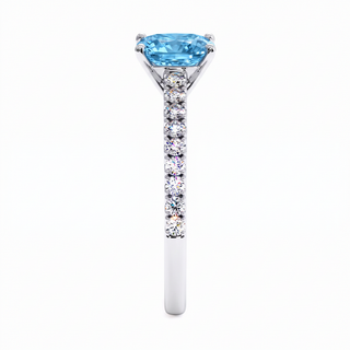 Bague Vendôme Coussin, diamant bleu de laboratoire, vue de profil, or blanc 18 carats ou platine 950 — Maison Laveran Paris