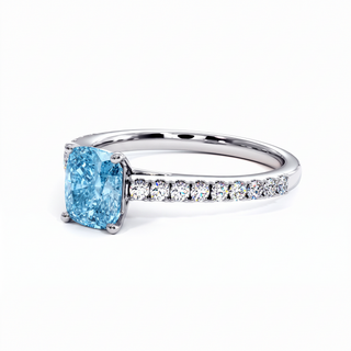 Bague Vendôme Coussin, diamant bleu de laboratoire, vue de trois-quarts, or blanc 18 carats ou platine 950 — Maison Laveran Paris