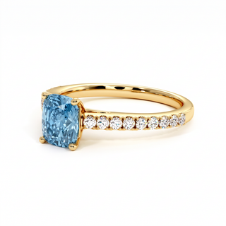 Bague Vendôme Coussin, diamant bleu de laboratoire, vue de trois-quarts, or jaune 18 carats — Maison Laveran Paris