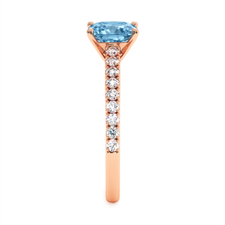 Bague Vendôme Coussin, diamant bleu de laboratoire, vue de profil, or rose 18 carats — Maison Laveran Paris