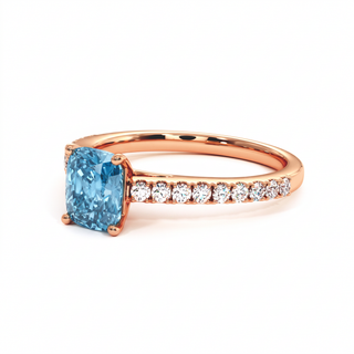 Bague Vendôme Coussin, diamant bleu de laboratoire, vue de trois-quarts, or rose 18 carats — Maison Laveran Paris