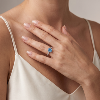 Bague Vendôme Diamants Bleu Coussin portée au doigt, modèle présenté en or blanc 18 carats — Maison Laveran Paris
