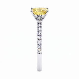 Bague Vendôme Coussin, diamant jaune de laboratoire, vue de profil, or blanc 18 carats ou platine 950 — Maison Laveran Paris