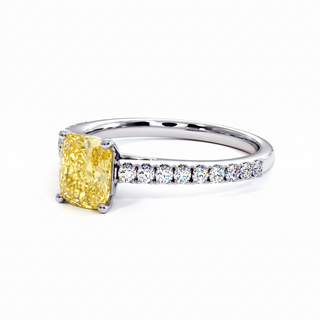 Bague Vendôme Coussin, diamant jaune de laboratoire, vue de trois-quarts, or blanc 18 carats ou platine 950 — Maison Laveran Paris