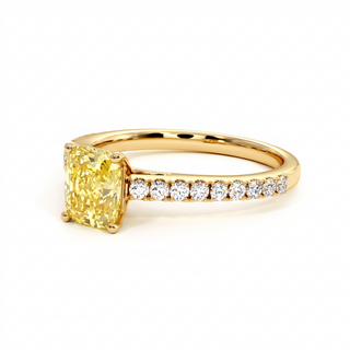 Bague Vendôme Coussin, diamant jaune de laboratoire, vue de trois-quarts, or jaune 18 carats — Maison Laveran Paris