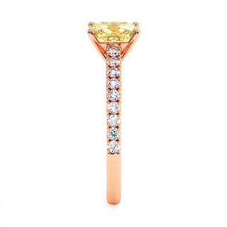 Bague Vendôme Coussin, diamant jaune de laboratoire, vue de profil, or rose 18 carats — Maison Laveran Paris