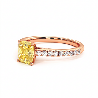 Bague Vendôme Coussin, diamant jaune de laboratoire, vue de trois-quarts, or rose 18 carats — Maison Laveran Paris
