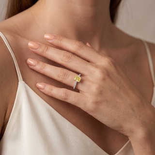 Bague Vendôme Diamants Jaune Coussin portée au doigt, modèle présenté en or blanc 18 carats — Maison Laveran Paris