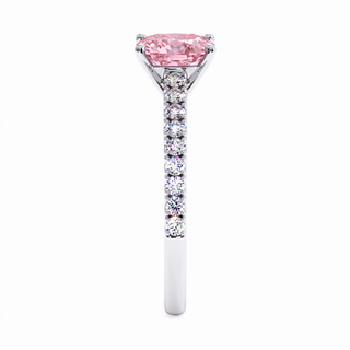 Bague Vendôme Coussin, diamant rose de laboratoire, vue de profil, or blanc 18 carats ou platine 950 — Maison Laveran Paris