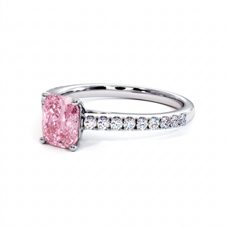 Bague Vendôme Coussin, diamant rose de laboratoire, vue de trois-quarts, or blanc 18 carats ou platine 950 — Maison Laveran Paris