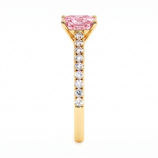 Bague Vendôme Coussin, diamant rose de laboratoire, vue de profil, or jaune 18 carats — Maison Laveran Paris