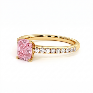 Bague Vendôme Coussin, diamant rose de laboratoire, vue de trois-quarts, or jaune 18 carats — Maison Laveran Paris