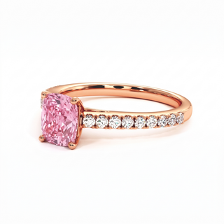 Bague Vendôme Coussin, diamant rose de laboratoire, vue de trois-quarts, or rose 18 carats — Maison Laveran Paris