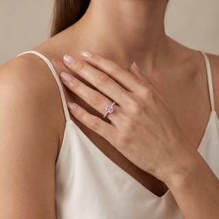 Bague Vendôme Diamants Rose Coussin portée au doigt, modèle présenté en or blanc 18 carats — Maison Laveran Paris