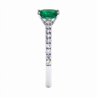 Vendôme-Ring, synthetischer Smaragd im Kissenschliff (synthetischer Stein), Seitenansicht, 18 Karat Weißgold oder Platin 950 — Maison Laveran Paris