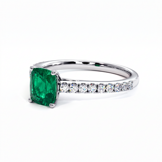 Vendôme-Ring, synthetischer Smaragd im Kissenschliff (synthetischer Stein), Dreiviertelansicht, 18 Karat Weißgold oder Platin 950 — Maison Laveran Paris