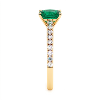 Vendôme-Ring, synthetischer Smaragd im Kissenschliff (synthetischer Stein), Seitenansicht, 18 Karat Gelbgold — Maison Laveran Paris