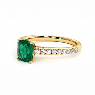 Vendôme-Ring, synthetischer Smaragd im Kissenschliff (synthetischer Stein), Dreiviertelansicht, 18 Karat Gelbgold — Maison Laveran Paris
