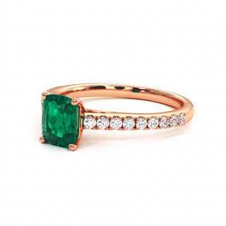 Vendôme-Ring, synthetischer Smaragd im Kissenschliff (synthetischer Stein), Dreiviertelansicht, 18 Karat Roségold — Maison Laveran Paris