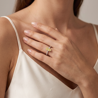 Vendôme-Ring mit gelbem Diamanten im Marquiseschliff am Finger getragen, abgebildet in 18 Karat Weißgold — Maison Laveran Paris