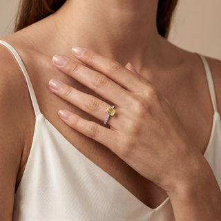 Vendôme-Ring mit gelbem Diamanten im Smaragdschliff am Finger getragen, abgebildet in 18 Karat Weißgold — Maison Laveran Paris