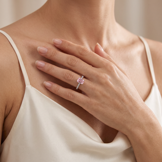 Bague Vendôme Diamants Rose Taille Émeraude portée au doigt, modèle présenté en or blanc 18 carats — Maison Laveran Paris