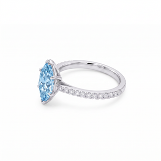 Vendôme-Ring im Marquiseschliff, blauer Labordiamant, Dreiviertelansicht, 18 Karat Weißgold oder Platin 950 — Maison Laveran Paris