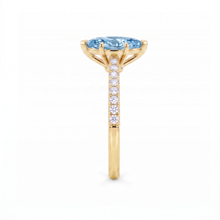 Vendôme-Ring im Marquiseschliff, blauer Labordiamant, Seitenansicht, 18 Karat Gelbgold — Maison Laveran Paris