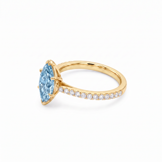 Vendôme-Ring im Marquiseschliff, blauer Labordiamant, Dreiviertelansicht, 18 Karat Gelbgold — Maison Laveran Paris