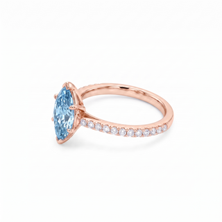 Vendôme-Ring im Marquiseschliff, blauer Labordiamant, Dreiviertelansicht, 18 Karat Roségold — Maison Laveran Paris