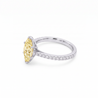 Vendôme-Ring im Marquiseschliff, gelber Labordiamant, Dreiviertelansicht, 18 Karat Weißgold oder Platin 950 — Maison Laveran Paris