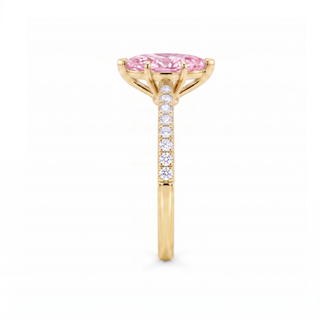 Vendôme-Ring im Marquiseschliff, rosafarbener Labordiamant, Seitenansicht, 18 Karat Gelbgold — Maison Laveran Paris