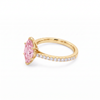 Vendôme-Ring im Marquiseschliff, rosafarbener Labordiamant, Dreiviertelansicht, 18 Karat Gelbgold — Maison Laveran Paris