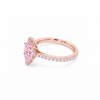 Vendôme-Ring im Marquiseschliff, rosafarbener Labordiamant, Dreiviertelansicht, 18 Karat Roségold — Maison Laveran Paris