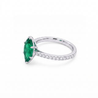 Vendôme-Ring, synthetischer Smaragd im Marquiseschliff (synthetischer Stein), Dreiviertelansicht, 18 Karat Weißgold oder Platin 950 — Maison Laveran Paris
